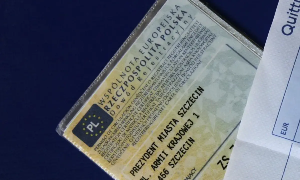 Dowód rejestracyjny z brakiem miejsca na pieczątki, wydany przez Prezydenta Miasta Szczecin.
