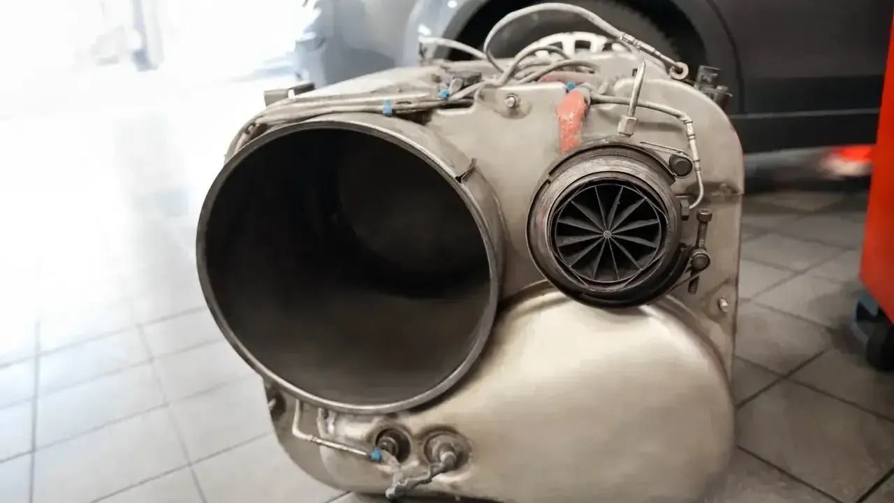 Element układu wydechowego, prawdopodobnie po usuwaniu DPF. Widoczna turbina i duża rura.