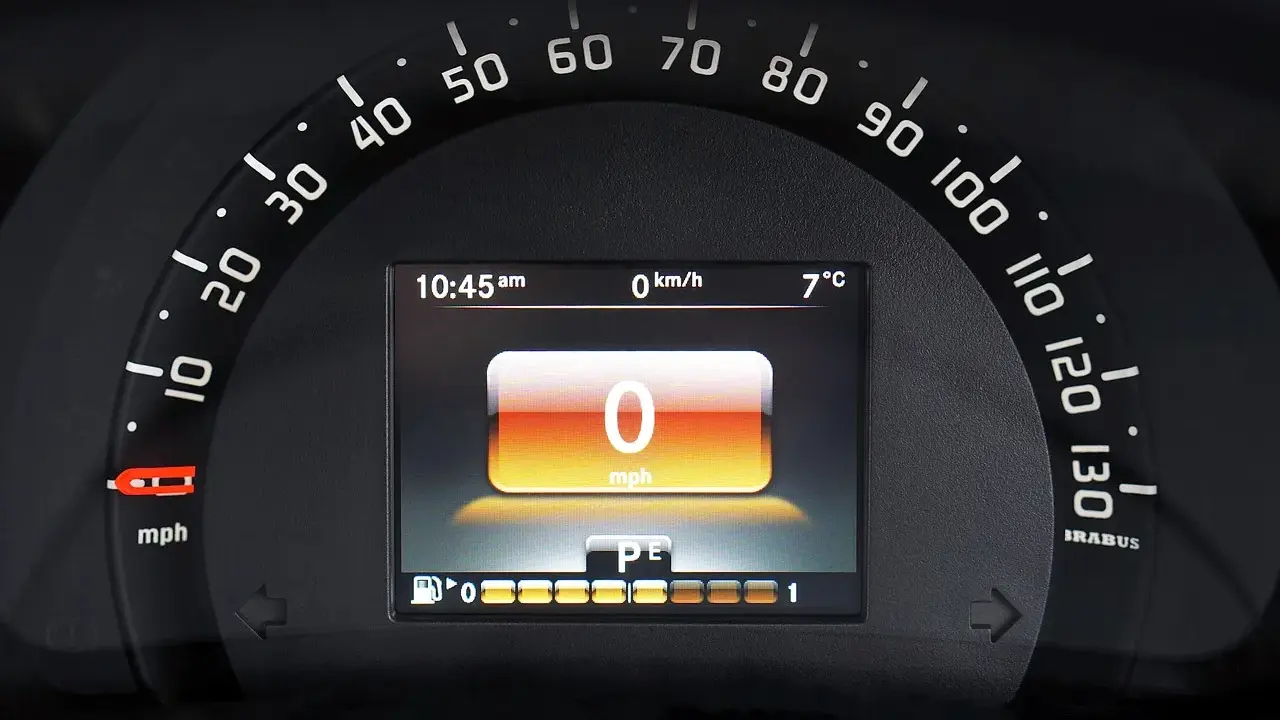 Wyświetlacz samochodu po wymianie licznika: 0 mph, 10:45, 7°C. Wskaźnik paliwa i bieg P/E.