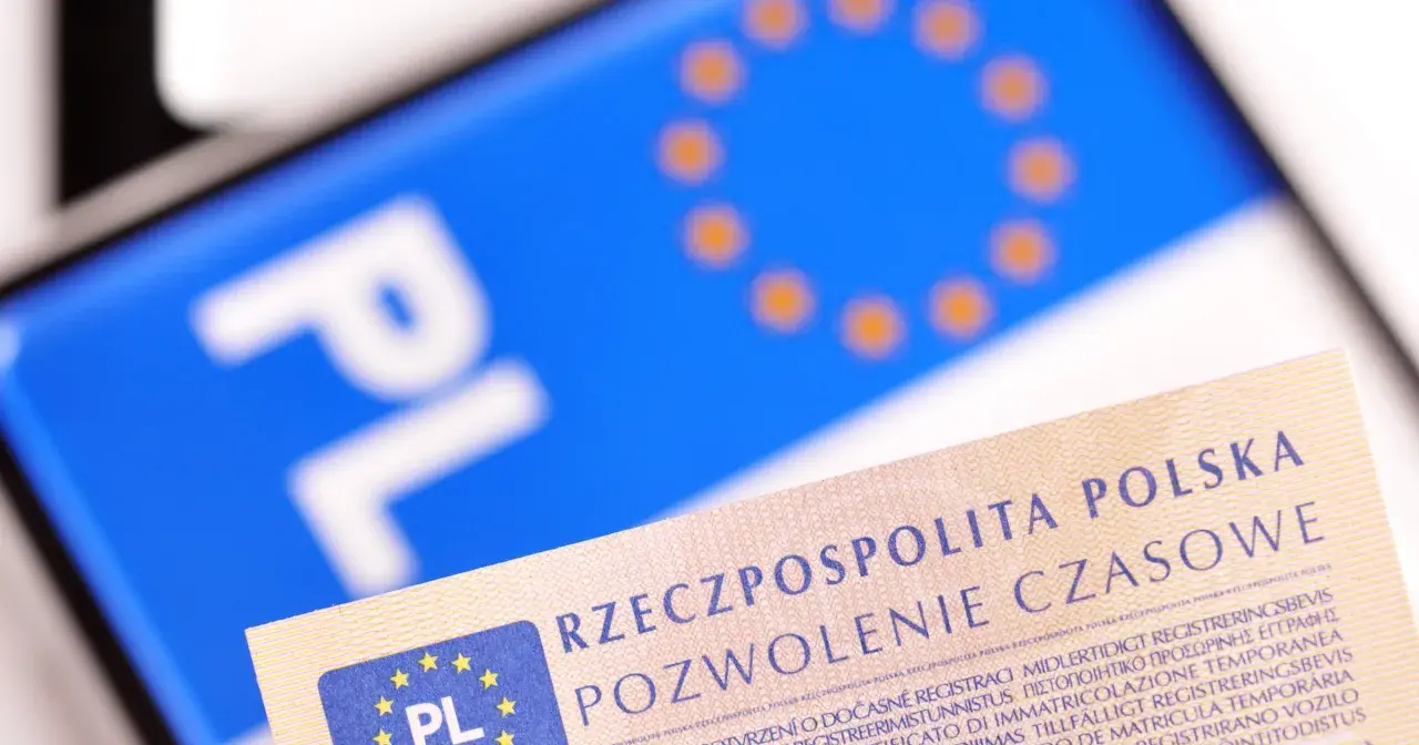 Pozwolenie czasowe zamiast tablic rejestracyjnych. PL na tle flagi UE.