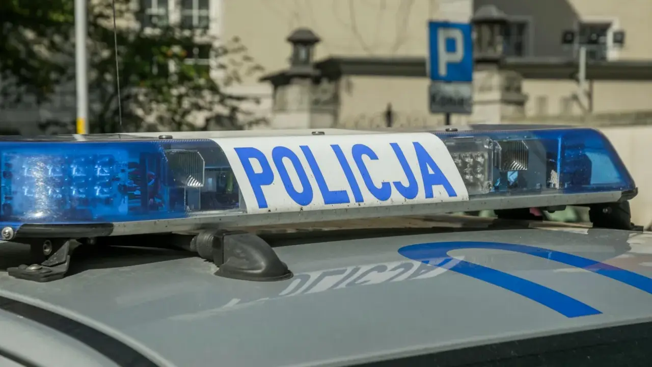 Niebieskie światła i napis "POLICJA" na dachu radiowozu. Czy straż miejska może dać punkty? To pytanie zadaje sobie wielu kierowców.