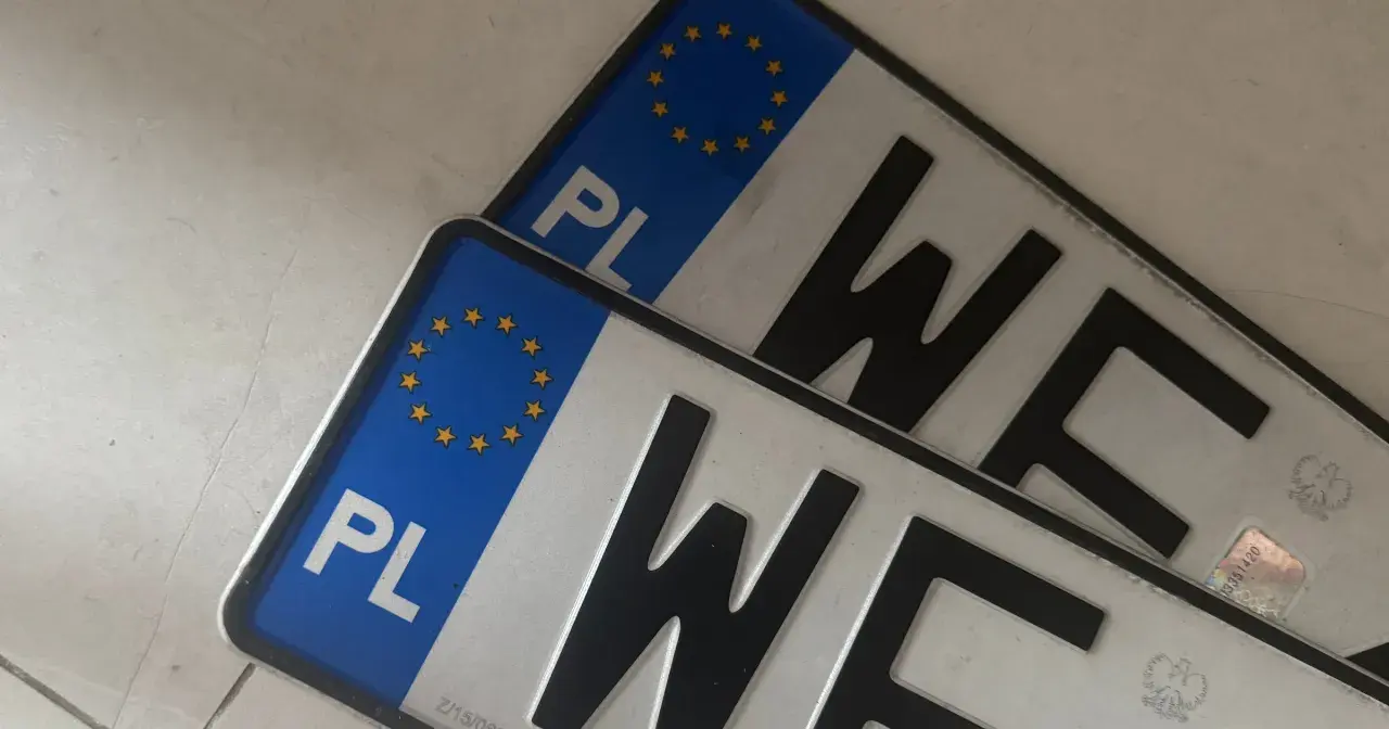 Dwie polskie tablice rejestracyjne z literami "WE". Nieprzerejestrowanie samochodu grozi karą.