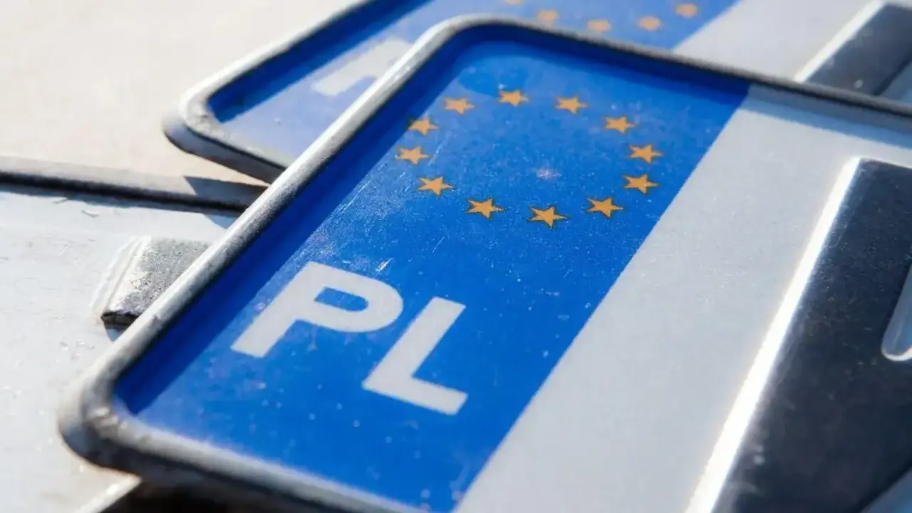 Polskie tablice rejestracyjne z symbolem UE. Czy trzeba zmieniać tablice rejestracyjne po Brexicie? Nie, jeśli jesteś w Polsce.