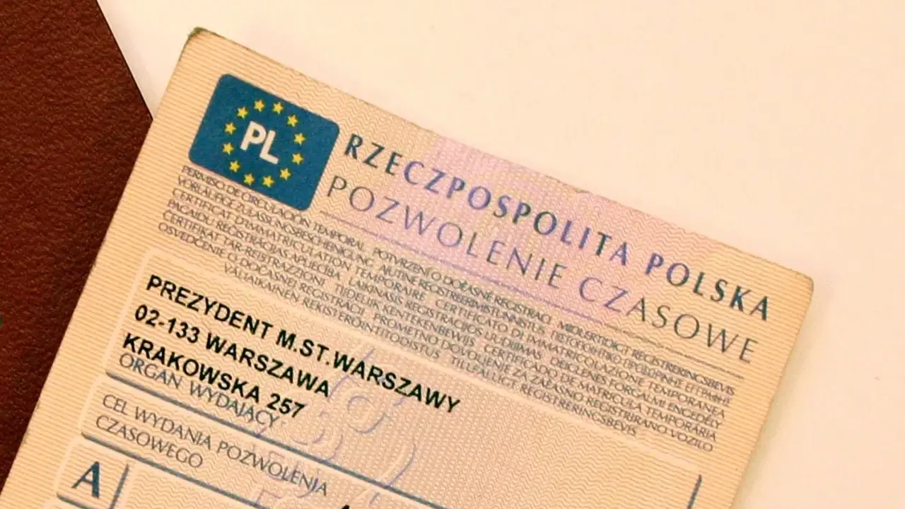 Miękki dowód rejestracyjny z napisem "Pozwolenie czasowe" i flagą PL. Dokument wydany przez Prezydenta m.st. Warszawy.