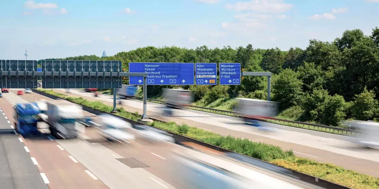Autostrada w Niemczech z tablicami kierunkowymi. Uważaj na ograniczenia prędkości, by uniknąć mandatów w Niemczech.