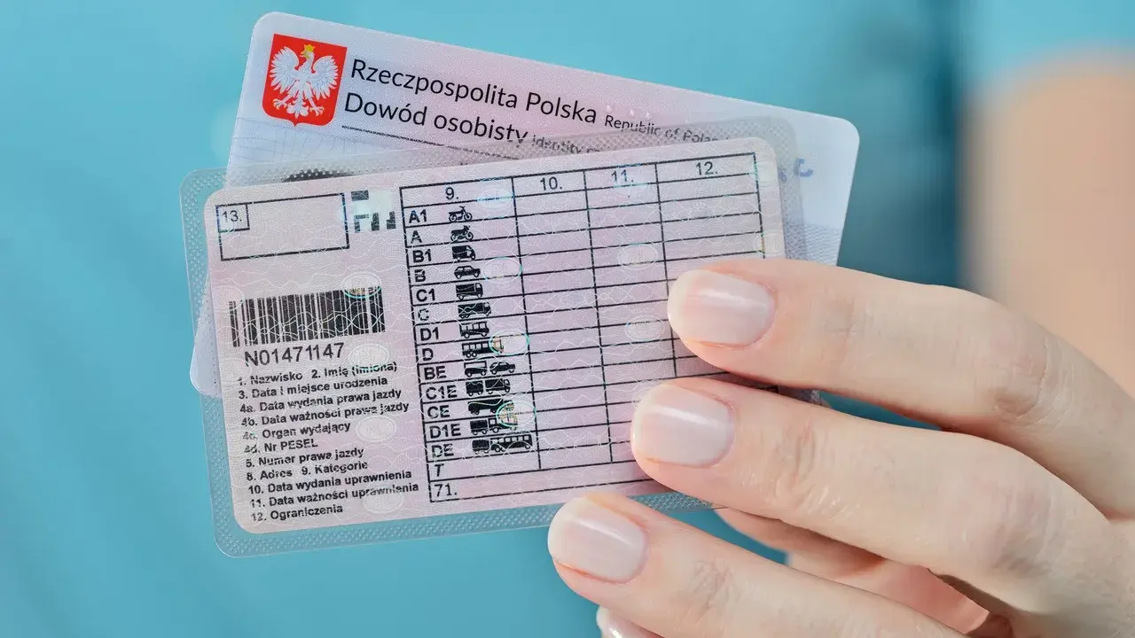 Polskie prawo jazdy z widocznymi kategoriami, od A1 po T. Dokument jest trzymany w dłoni.