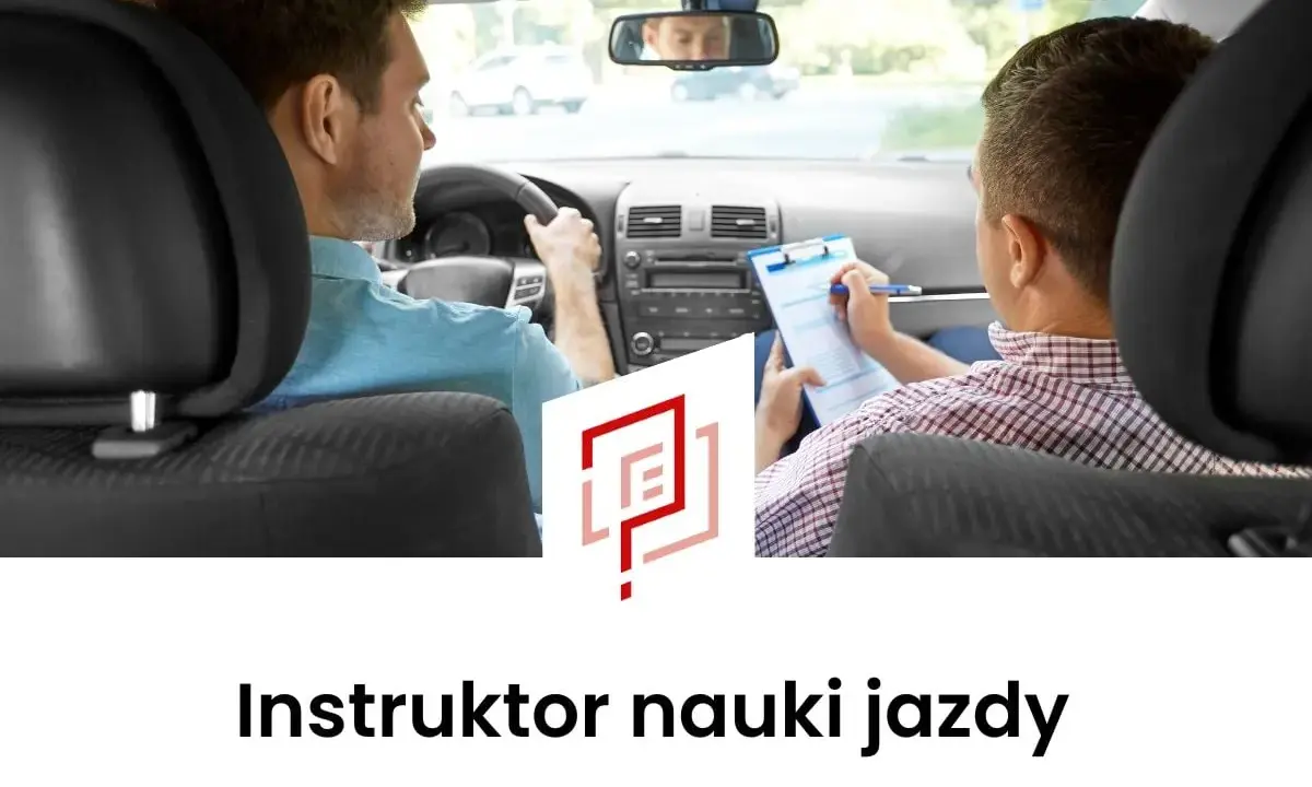 Mężczyzna za kierownicą i drugi z notatkami. Dowiedz się, jak zostać instruktorem nauki jazdy i dzielić się wiedzą.