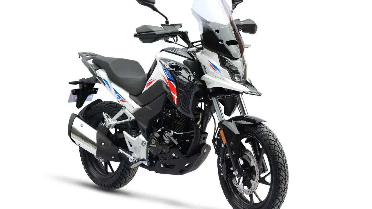 Biały motocykl z czerwono-niebieskimi akcentami, idealny na pierwsze wyprawy. Od ilu lat można robić prawo jazdy na motor 125? Od 16.