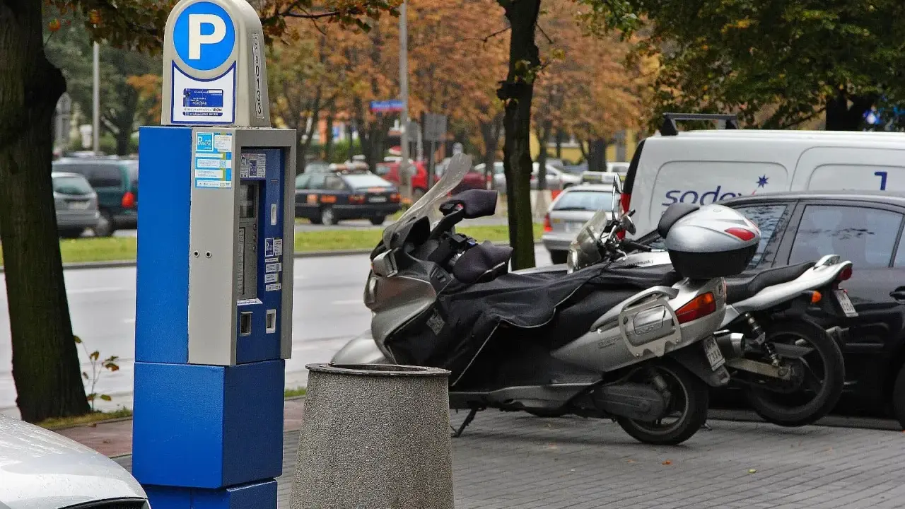 Parkometr i skuter. Zapomnienie o bilecie parkingowym może skutkować mandatem.