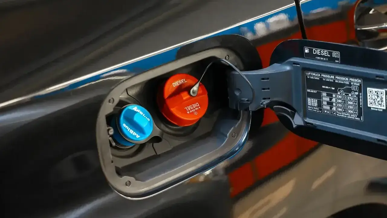 Po dolaniu AdBlue kontrolka nie gaśnie. Widoczne są korki wlewu paliwa: niebieski AdBlue i pomarańczowy Diesel.