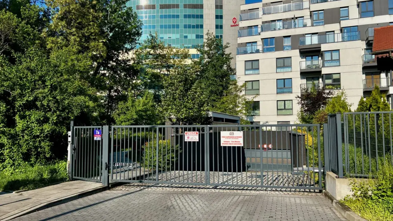 Zakaz parkowania przed posesją. Na bramie widnieje tabliczka "Zakaz parkowania w bramie", zgodnie z kodeksem drogowym.