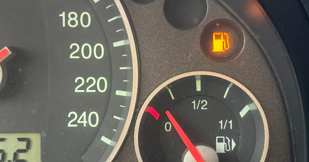 Wskaźnik paliwa pokazuje pusty bak, a kontrolka informuje o niskim poziomie. Ile km na rezerwie diesel? Czas na tankowanie!