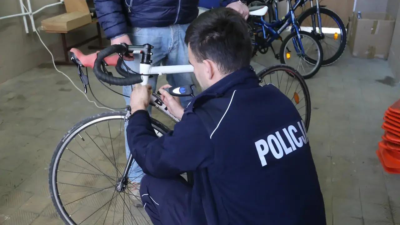 Policjant sprawdza rower, by ustalić, jak sprawdzić czy rower jest kradziony.
