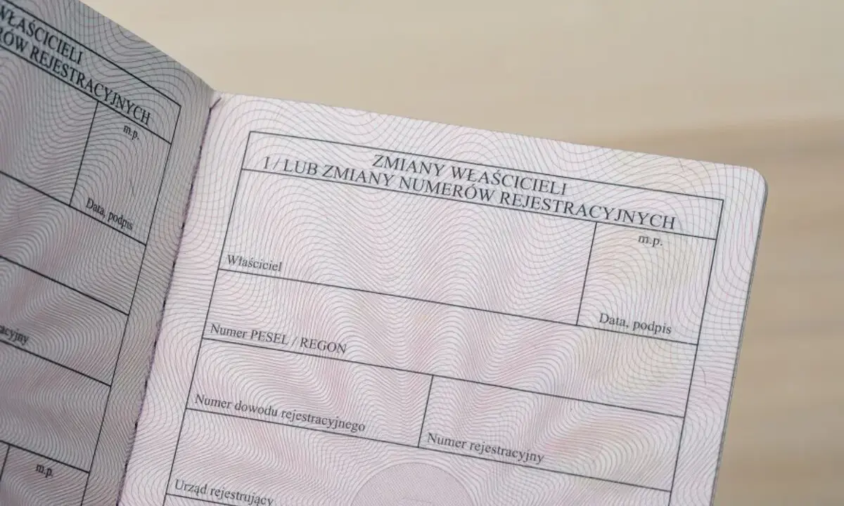 Dowód rejestracyjny z rubrykami do wpisania zmian właścicieli. Dokument ten jest kluczowy przy użytkowaniu samochodu po śmierci właściciela, gdy pojazd przechodzi na spadkobierców.