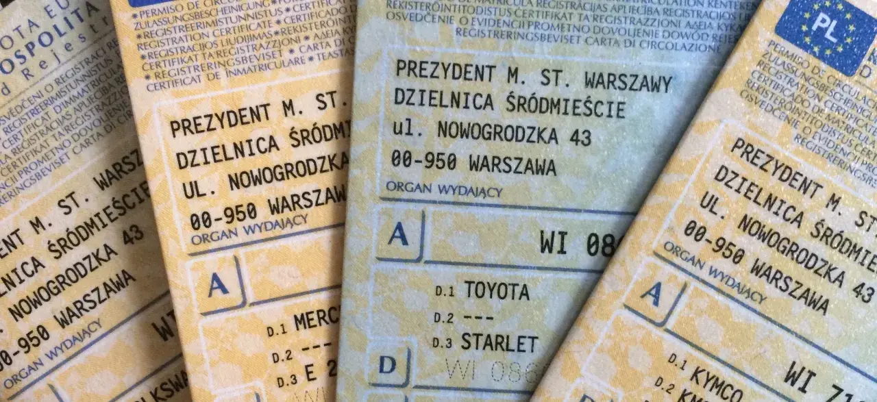 Fragmenty dowodu rejestracyjnego pojazdu z danymi urzędu i adresem: Prezydent m. st. Warszawy, Dzielnica Śródmieście, ul. Nowogrodzka 43.