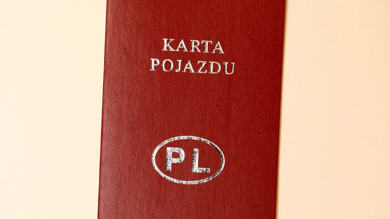 Czerwona okładka z napisem "KARTA POJAZDU" i symbolem "PL". Dokument jest potrzebny do rejestracji, ale w tym przypadku jest brak karty pojazdu.