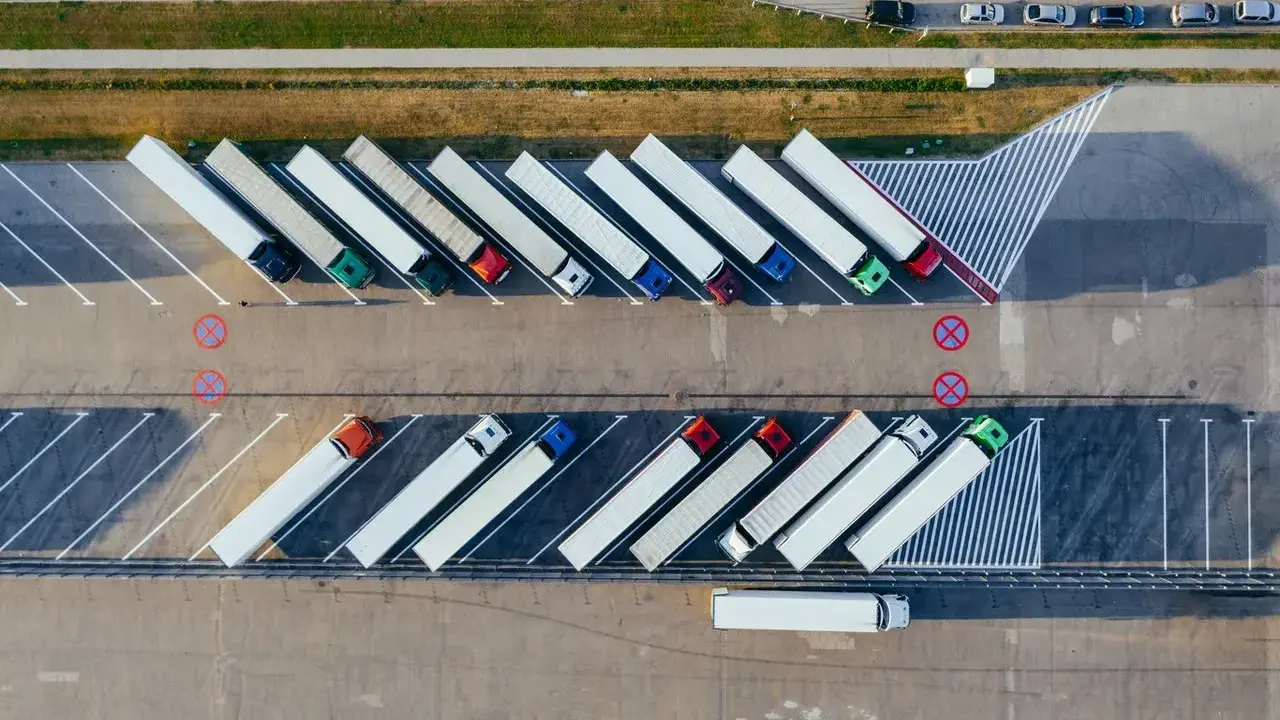 Parking pełen ciężarówek, idealne miejsce do nauki na prawo jazdy na tira.