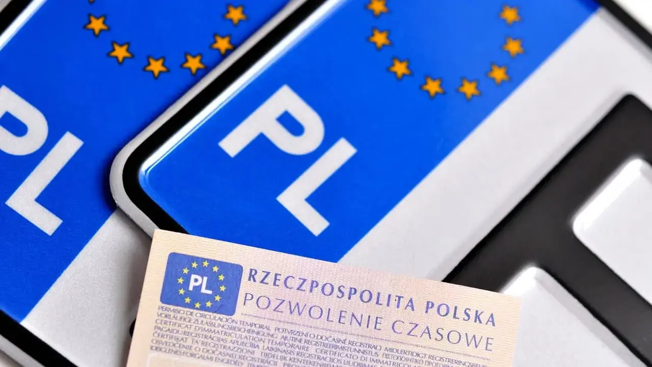 Tablice profesjonalne z symbolem PL i gwiazdkami Unii Europejskiej, obok dokumentu "Pozwolenie Czasowe".