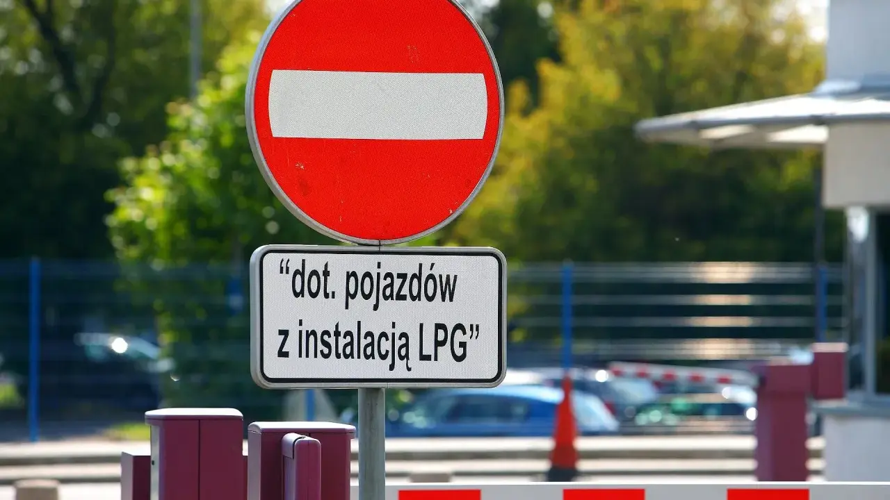 Znak zakaz wjazdu, informujący o ograniczeniu dla pojazdów z instalacją LPG.