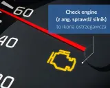 Na desce rozdzielczej świeci się żółta kontrolka "check engine", informując o konieczności sprawdzenia silnika w samochodzie.