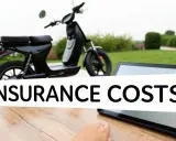 Czarny skuter elektryczny na tle zieleni. Na tablecie napis "INSURANCE COSTS". Sprawdź ubezpieczenie skutera elektrycznego.