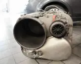 Element układu wydechowego, prawdopodobnie po usuwaniu DPF. Widoczna turbina i duża rura.