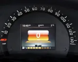 Wyświetlacz samochodu po wymianie licznika: 0 mph, 10:45, 7°C. Wskaźnik paliwa i bieg P/E.