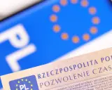 Pozwolenie czasowe zamiast tablic rejestracyjnych. PL na tle flagi UE.