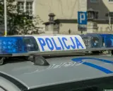 Niebieskie światła i napis "POLICJA" na dachu radiowozu. Czy straż miejska może dać punkty? To pytanie zadaje sobie wielu kierowców.