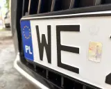 Zbliżenie na polską tablicę rejestracyjną z literami "WE". Zastanawiasz się, ile kosztują tablice rejestracyjne?
