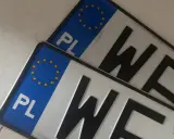 Dwie polskie tablice rejestracyjne z literami "WE". Nieprzerejestrowanie samochodu grozi karą.