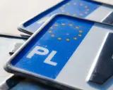 Polskie tablice rejestracyjne z symbolem UE. Czy trzeba zmieniać tablice rejestracyjne po Brexicie? Nie, jeśli jesteś w Polsce.