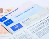 Brytyjskie prawo jazdy, karta kwalifikacji kierowcy, banknot 10 funtów i paragon. Zastanawiasz się, ile się czeka na prawo jazdy?