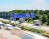 Autostrada w Niemczech z tablicami kierunkowymi. Uważaj na ograniczenia prędkości, by uniknąć mandatów w Niemczech.