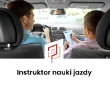Mężczyzna za kierownicą i drugi z notatkami. Dowiedz się, jak zostać instruktorem nauki jazdy i dzielić się wiedzą.