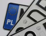 Kilka małych tablic rejestracyjnych, jedna z symbolem Unii Europejskiej i napisem PL, pozostałe z godłem Polski.