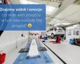 Warsztat samochodowy z podniesionym autem na podnośniku. Czas na przegląd auta i nadzieję na bezproblemową jazdę.