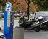 Parkometr i skuter. Zapomnienie o bilecie parkingowym może skutkować mandatem.