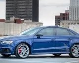 Błękitne Audi S3 na parkingu, w tle miejska panorama. Zastanawiasz się, ile trwa rejestracja samochodu w leasingu?