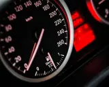 Wskaźnik paliwa w dieslu pokazuje połowę baku. Zastanawiasz się, ile pali diesel na 100km?