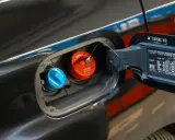 Po dolaniu AdBlue kontrolka nie gaśnie. Widoczne są korki wlewu paliwa: niebieski AdBlue i pomarańczowy Diesel.