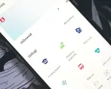 Na ekranie telefonu widać aplikację z opcjami: mDowód, Usługi, Historia pojazdu, Mandaty, eRecepta, Bilkom, Kod QR. Można tu sprawdzić swoje punkty karne.