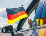 Niemiecka flaga powiewa z okna samochodu. To jak raport TUV z podróży, pełen dumy i radości.