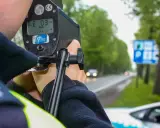 Policjant mierzy prędkość radarem. Czy policja może mierzyć prędkość w nocy? Tak, nawet w deszczu i przy słabej widoczności.