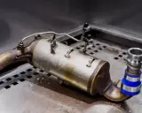 Filtr DPF, czyli co to jest? To element układu wydechowego, który zatrzymuje sadzę.