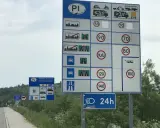 Znaki drogowe w Polsce informują o opłatach i ograniczeniach prędkości na drogach. Widać tu znaki z limitami 50, 70, 80, 90, 100, 120 i 140 km/h.