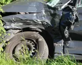 Zniszczony samochód po wypadku, z powyginaną karoserią i pękniętą szybą. Ciekawe, jakie zniżki AC po ilu latach można uzyskać po takiej przygodzie.