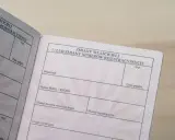 Dowód rejestracyjny z rubrykami do wpisania zmian właścicieli. Dokument ten jest kluczowy przy użytkowaniu samochodu po śmierci właściciela, gdy pojazd przechodzi na spadkobierców.