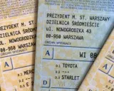 Fragmenty dowodu rejestracyjnego pojazdu z danymi urzędu i adresem: Prezydent m. st. Warszawy, Dzielnica Śródmieście, ul. Nowogrodzka 43.