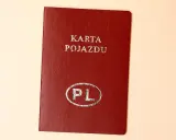 Czerwona okładka z napisem "KARTA POJAZDU" i symbolem "PL". Dokument jest potrzebny do rejestracji, ale w tym przypadku jest brak karty pojazdu.